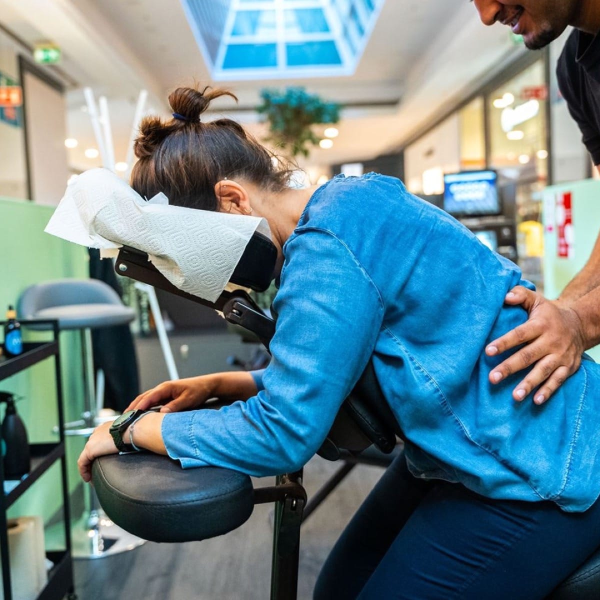 Massagem no pescoço e nos ombros: 7 benefícios apoiados por evidência