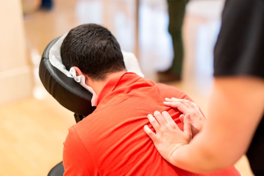 Sessão de quick-massage nos ombros — AWA Massage